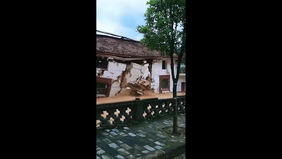 Flash floods trigger house collapse in Shaanxi, China
