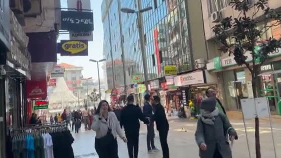 Earthquake hits Istanbul, causing panic in the streets