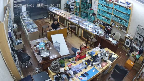 Table mishap causes laughter in Neimenggu, China