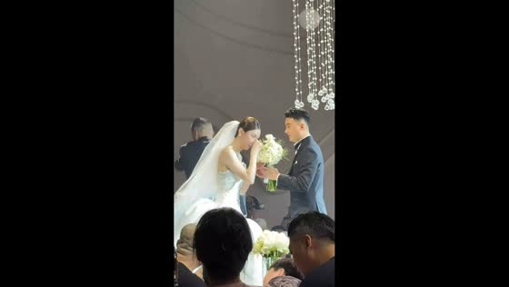 Emotional father hugs only his daughter during wedding embrace in Heilongjiang, China