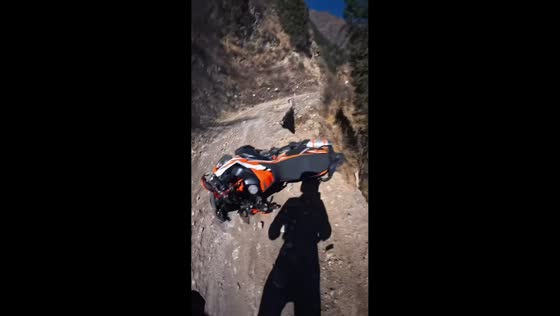 Rider narrowly escapes fall from cliff in Chengdu, China