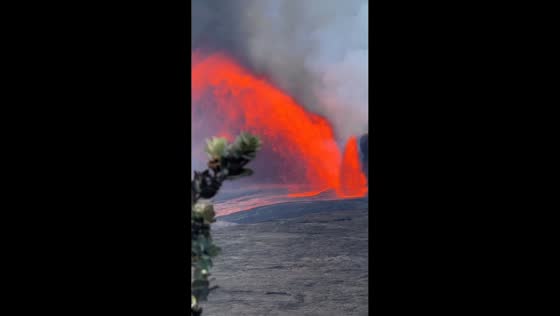 Kīlauea summit eruption and lava fountaining in Hawai, USA