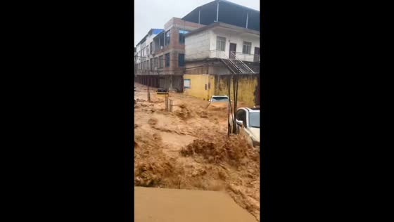 Severe flash flooding overwhelms residential street in Guangxi, China