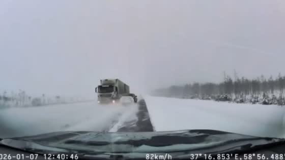 Haval crashes and overturns on snowy road in Cherepovets, Russia