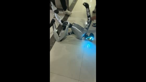 Robot struggles to walk and keeps falling in Henan, China
