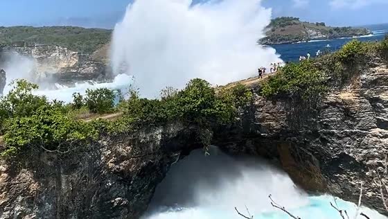 Huge wave crashes into Broken Beach in Bali, Indonesia