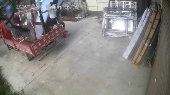 Worker injured after glass panels suddenly shatter during unloading in Anhui, China