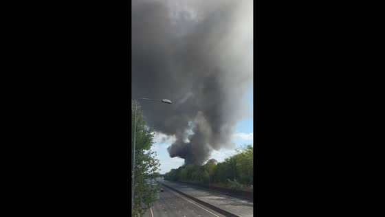 Huge warehouse fire sends thick smoke over M25 in England, UK