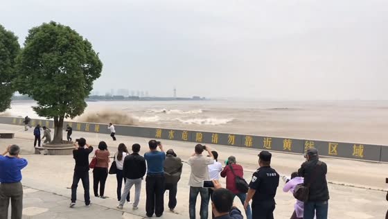 Massive waves splash over people during high tide in Zhejiang, China