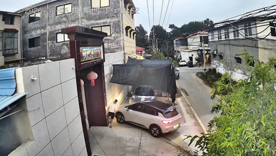 Car nearly hits man in residential area in Henan, China