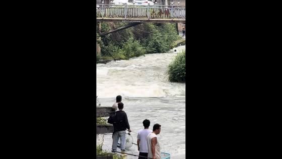 Man swept downstream while catching large fish in Guizhou, China