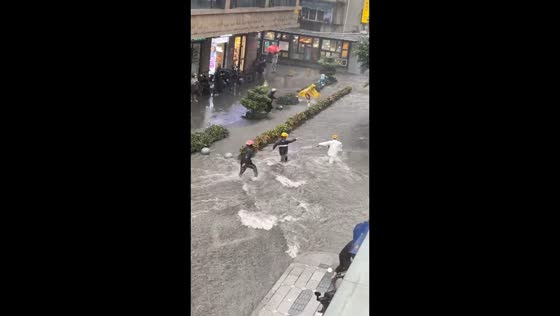 Delivery rider rescued from strong floodwaters during heavy rain in Guangdong, China