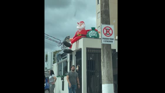Inflated Santa moves hilariously on store roof in São Paulo