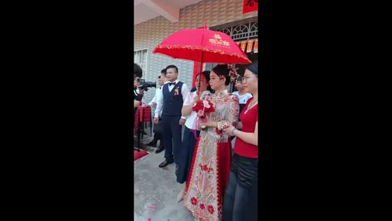 Brother gets emotional as sister gets married in Guangxi, China