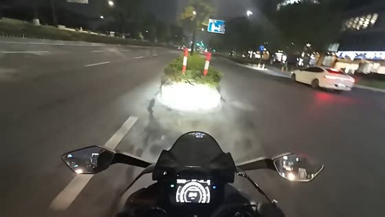 Motorbike collides with median on highway in Zhejiang, China