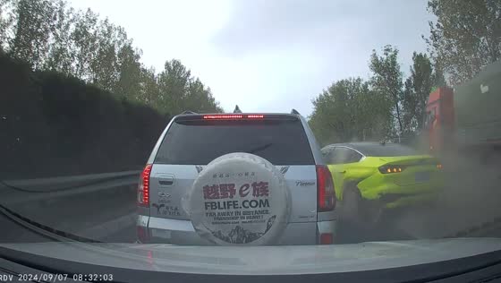 Dashcam captures accident in Anhui Province, China