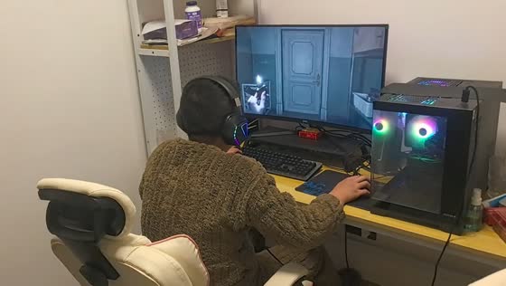 Man startled by zombie while playing Resident Evil Requiem in Chongqing, China