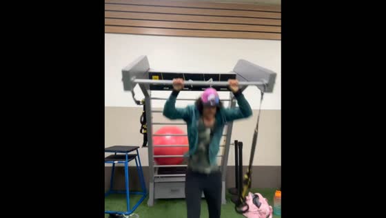Equipment fail: gym mishap during pull-up training