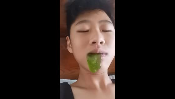 Man startled as jelly slips down throat in Jiangsu, China