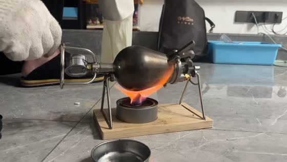 Hand-cranked popcorn pops dramatically in Chongqing, China