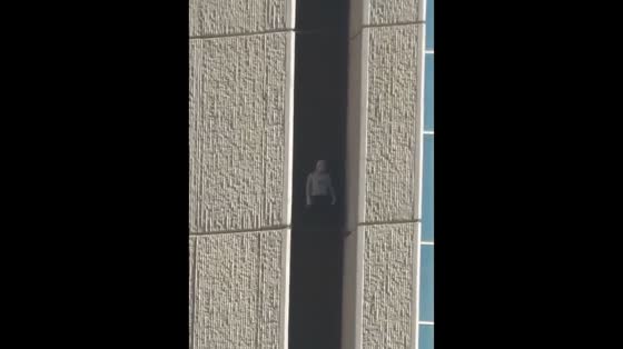 A man free climbs Phoenix's Chase Tower without safety equipment