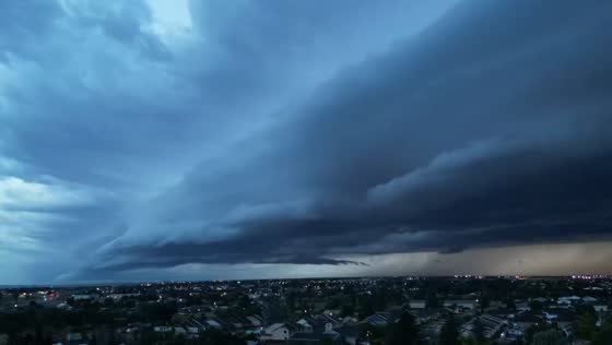 Shelf cloud sweeps through Cheyenne, Wyoming