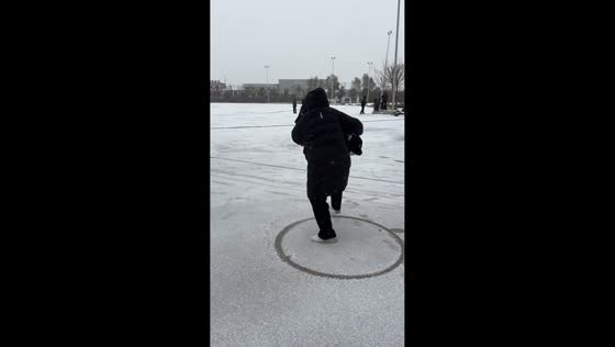 Woman creates perfect snow circles in Henan, China