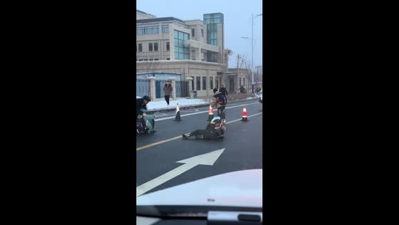 Children slipping on slippery road, caught on video in Ürümqi, China