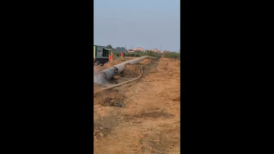 Large transmission pipe produces unusual sound in Hubei, China