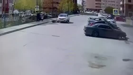 7-year-old boy hit by car in Tyumen at unregulated crossing