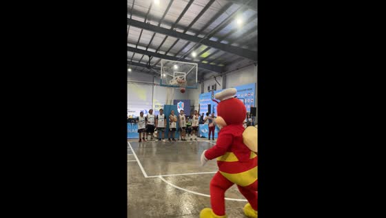 Jollibee makes perfect 3-point shot in Cainta, Rizal