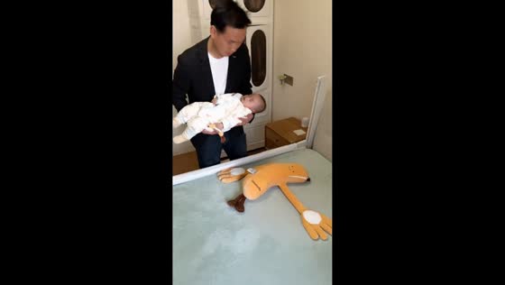Father uses banana plush toy to comfort baby in Hunan, China