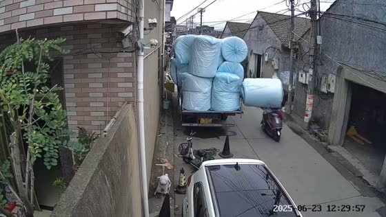 Motorcycle riders hit by falling package in Zhejiang, China