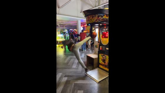Man’s arcade boxing kick attempt ends in hilarious fall in London, UK