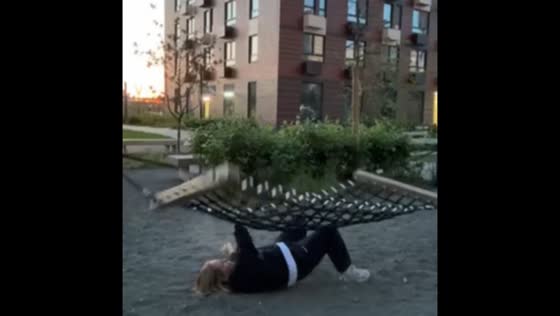 Hammock mishap in Moscow, Russia