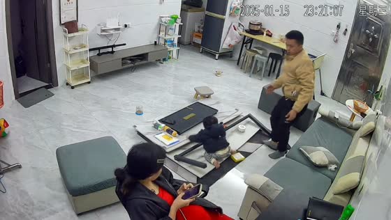 Toddler destroys table and throws tantrum in Guangdong, China