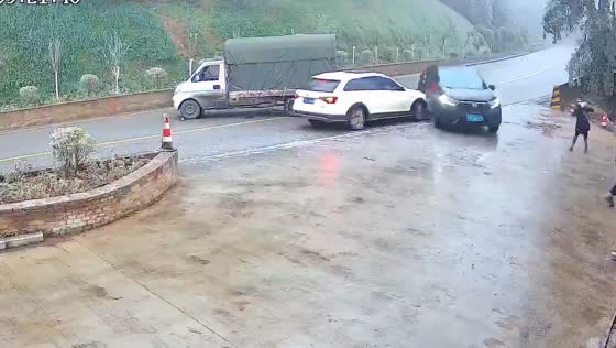 Accident in Yunnan Province captured on CCTV