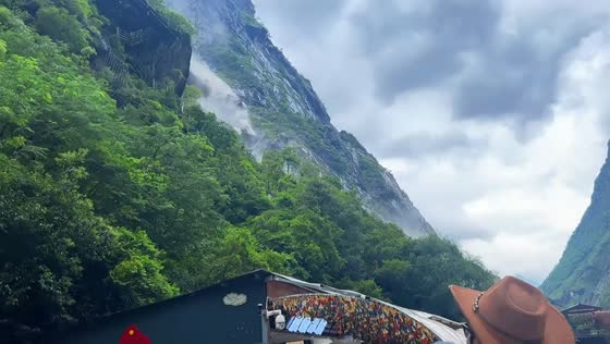 Massive rockfall sends dust and waves through Tiger Leaping Gorge in Yunnan. China