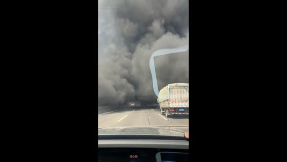 Thick smoke reduces visibility on highway in Hebei, China