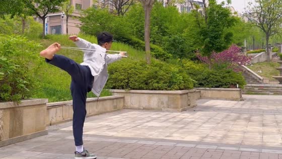 Man performs one-legged slingshot trick in Shandong, China