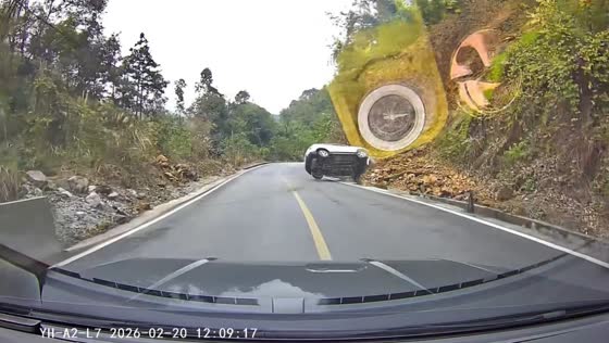 Nissan Dualis crashes and overturns on rural hillside road in Guangxi, China