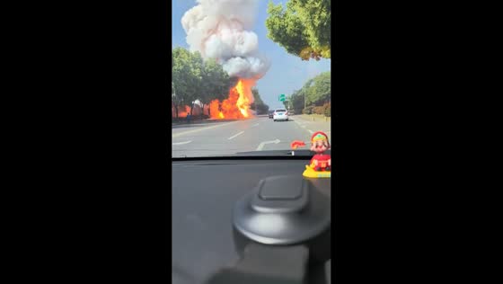 Vehicle explosion startles drivers on road in Hubei, China