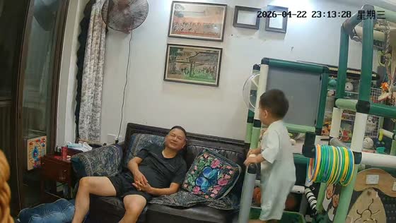 Man catches toddler after fall from steel bars in Guangdong, China