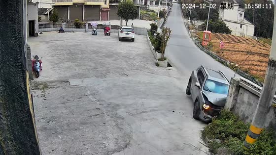 Car crashes into wall, driver appears hurt in Hubei, China