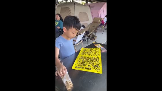 Fly trap paper blows into boy’s face in Anhui, China
