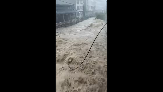 Flash flooding threatens homes and walkways in Wenzhou, China