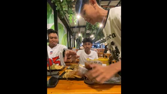 Waiter spills drink while serving at Mie Gacoan in Cirebon