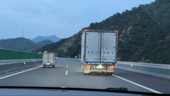 Unusual sight: Tiny delivery truck spotted alongside full-sized one in Hebei, China