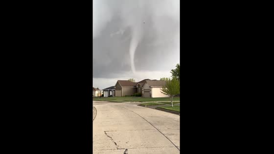 Tornado threatens Waverly, Nebraska: video captures impending touchdown