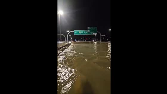Dubai floods force pedestrians to wade through water amidst transportation shutdown